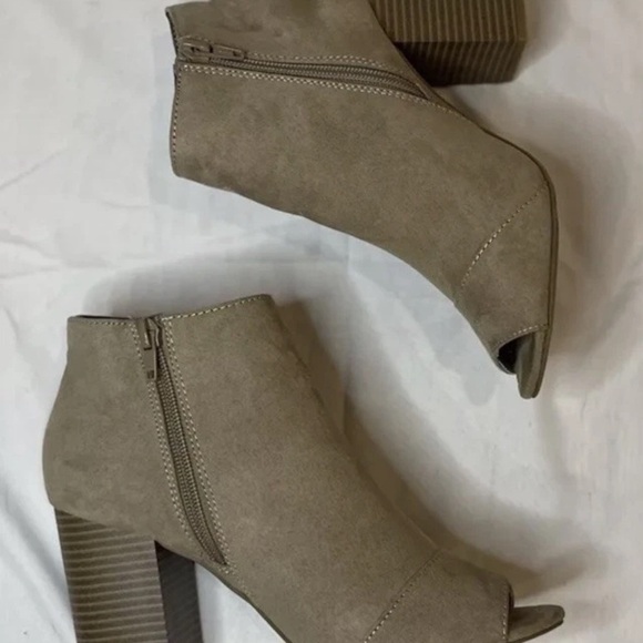 APT 9 Clocktan Peep Toe Chunky Heel Women's Ankle Booties Size 8 Side Zip Taupe - Picture 5 of 9